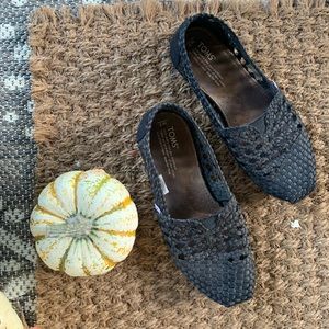 TOMS Like new black rattan pattern shoes